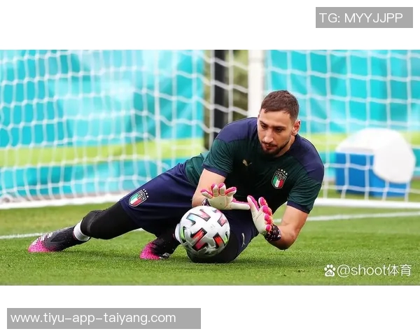 多纳鲁马勇猛出击铲断对手单刀展现门将风采 多纳鲁马勇猛出击铲断对手单刀展现门将风采